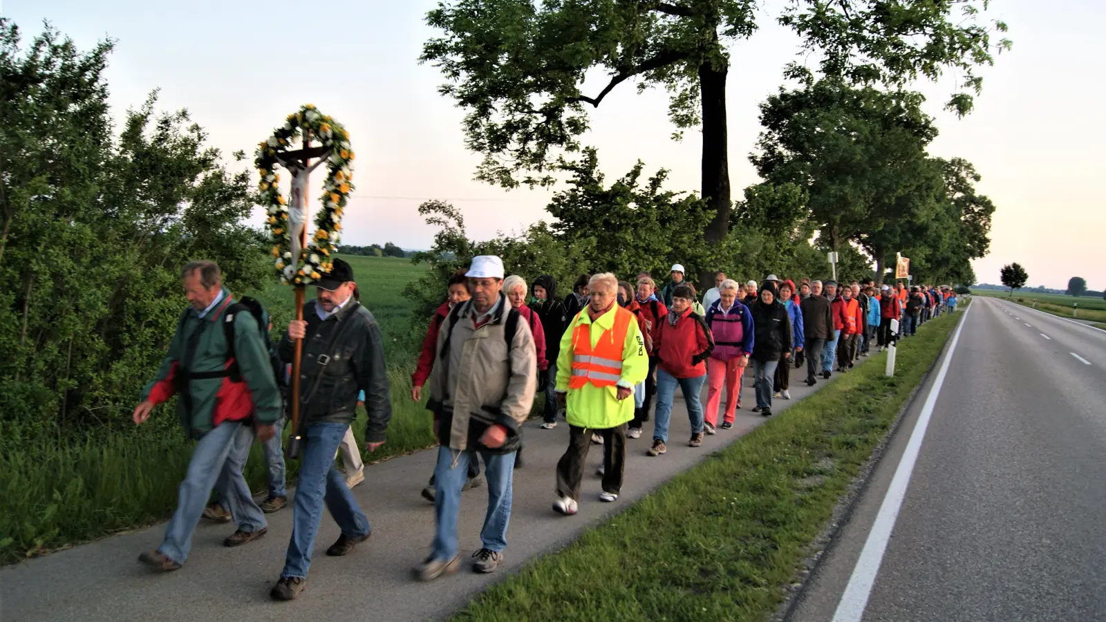 Die Wallfahrer begrüßen den Tag mit dem Lied: „Danke, für diesen guten Morgen“. (Foto: Wallfahrerverein Freising)