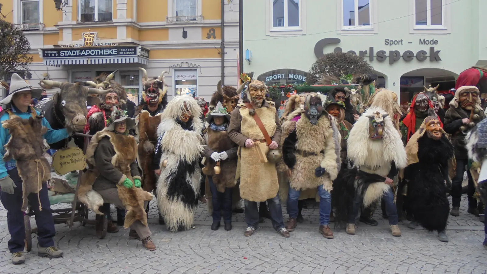 Die Moosgeister gehören in Erding zum Faschingsgeschehen einfach dazu. (Foto: Sabine Kapfer )