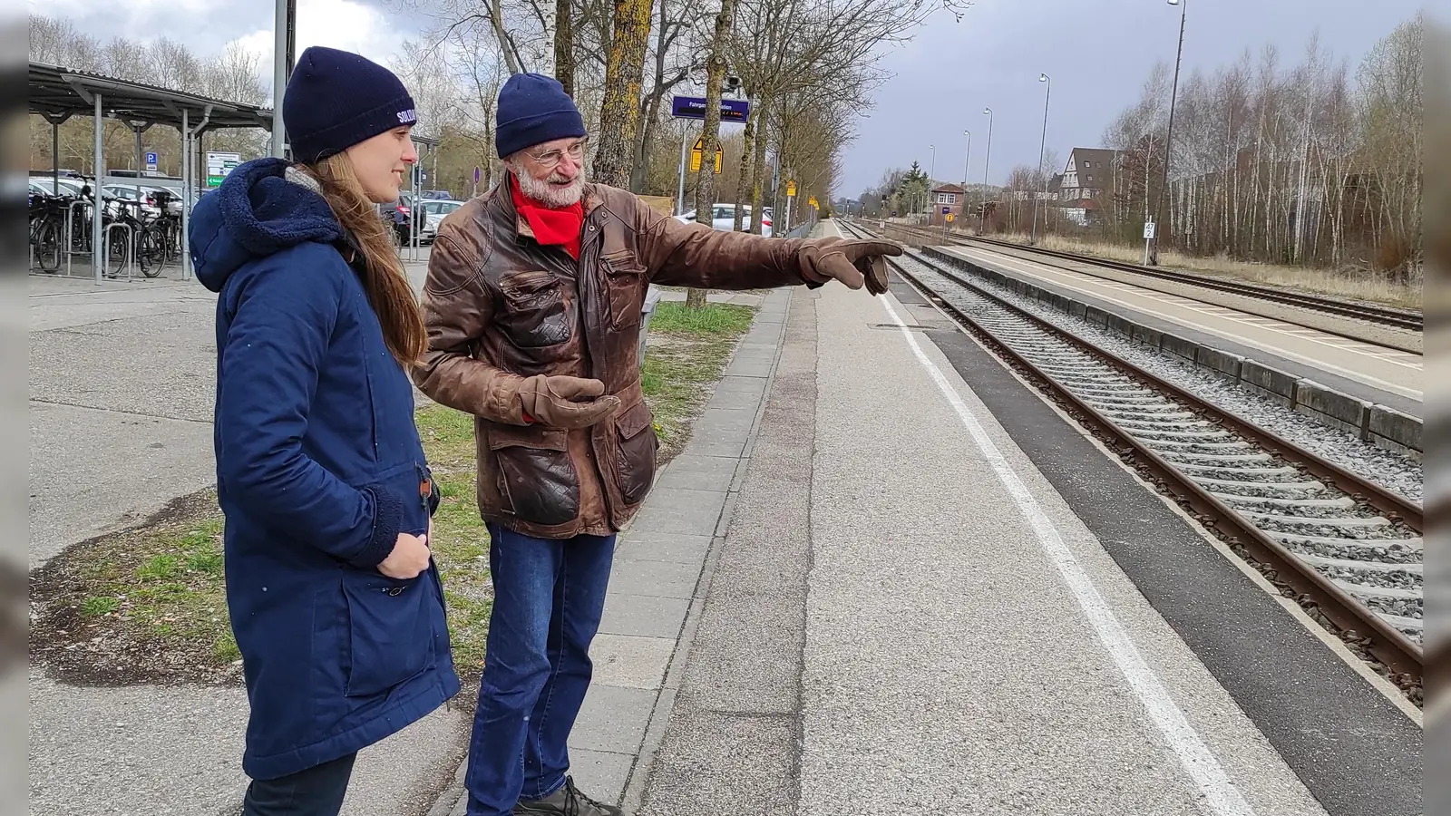 Magdalena Wagner (SPD-Bundestagskandidatin) und Heiner Müller-Ermann (Dorfener Stadtrat) am Bahnhof in Dorfen. (Foto: SPD)