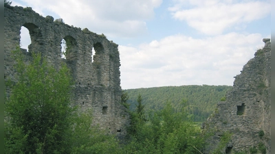Die Burgruine Rumburg im Altmühltal: 1361 erstmals urkundlich erwähnt, war sie Mittelpunkt einer kleinen Ritterherrschaft und ging 1540 bei einem Brand in Flammen auf. (Foto: J. Hamberger)