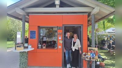 Steffi und Christian Mitternacht starten mit guter Laune und einem offen Ohr für jeden in die Trampolinsaison. (Foto: chö)