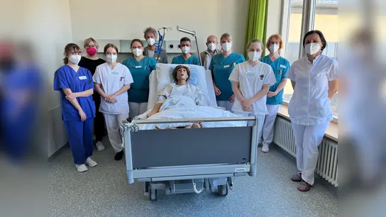 Über Übungspuppe freuen sich (v.li.) Antonia Hischmann, Monika Stadler, Laura Sanktjohanser,Christina Kelch, Dr. Peter Huber, Horst Mauerer, Franz Köppl, Barbara Mies, Antonia Lutz, Marion Harfst und Marija Jadrijevic. (Foto: Kreisklinik)