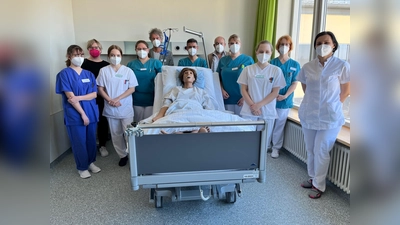 Über Übungspuppe freuen sich (v.li.) Antonia Hischmann, Monika Stadler, Laura Sanktjohanser,Christina Kelch, Dr. Peter Huber, Horst Mauerer, Franz Köppl, Barbara Mies, Antonia Lutz, Marion Harfst und Marija Jadrijevic. (Foto: Kreisklinik)