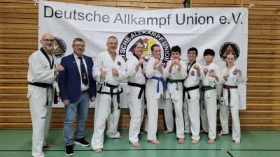 Großmeister Joachim Veh, Friedrich Kosak, Gründer und Präsident der DAU, Fritz Kinzel, Wettkampfreferent und die Langenbacher Teilnehmer (v.l.).  (Foto: SV Langenbach)