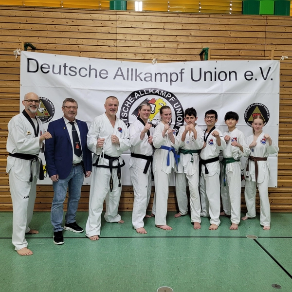 Großmeister Joachim Veh, Friedrich Kosak, Gründer und Präsident der DAU, Fritz Kinzel, Wettkampfreferent und die Langenbacher Teilnehmer (v.l.).  (Foto: SV Langenbach)