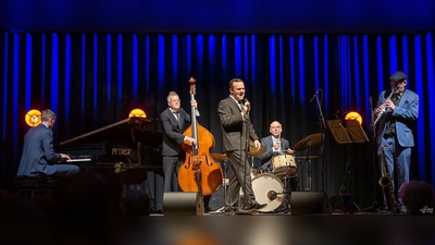 Spielen und swingen sich mit immergrünen Melodien in die Herzen der Gäste: Martin Schmid und seine großartige Combo. (Foto: Hans Grünthaler)