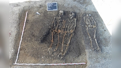 Bestattungen innerhalb der mittelalterlichen Siedlung. (Foto: B. Grün)