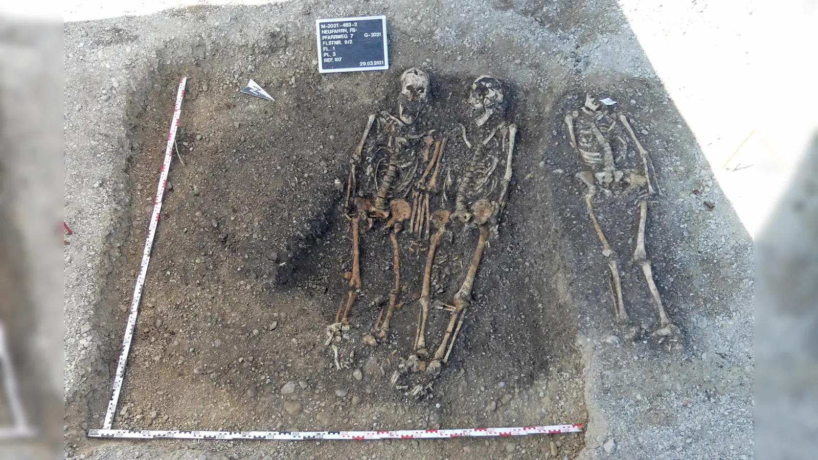 Bestattungen innerhalb der mittelalterlichen Siedlung. (Foto: B. Grün)