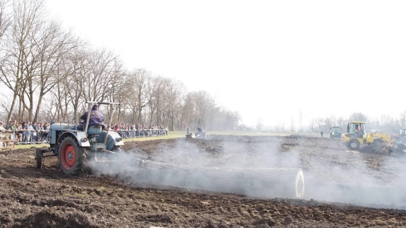  Groß war das Interesse bei der riesen-Gaudi „Bamstammziagn” auf dem Hausler-Hof in Hallbergmoos. (Foto: bro)