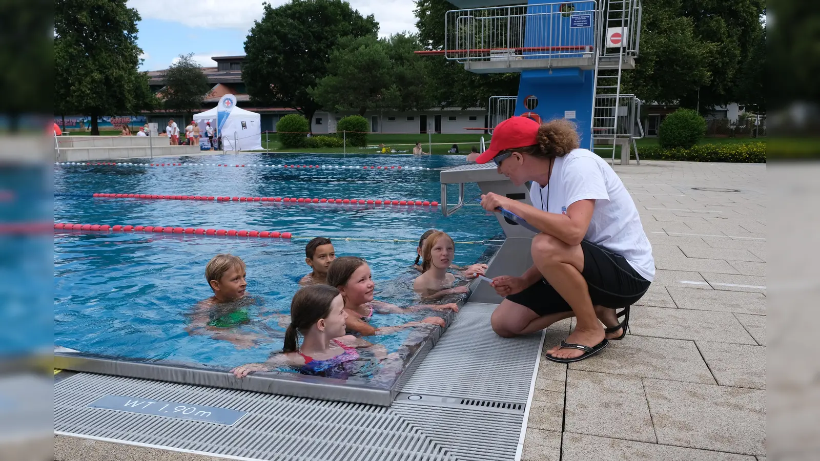 Im Grafinger Freibad wurden insgesamt 14 Wassergewöhnungen mit den Kleinsten absolviert. (Foto: brk)