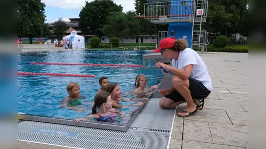 Im Grafinger Freibad wurden insgesamt 14 Wassergewöhnungen mit den Kleinsten absolviert. (Foto: brk)