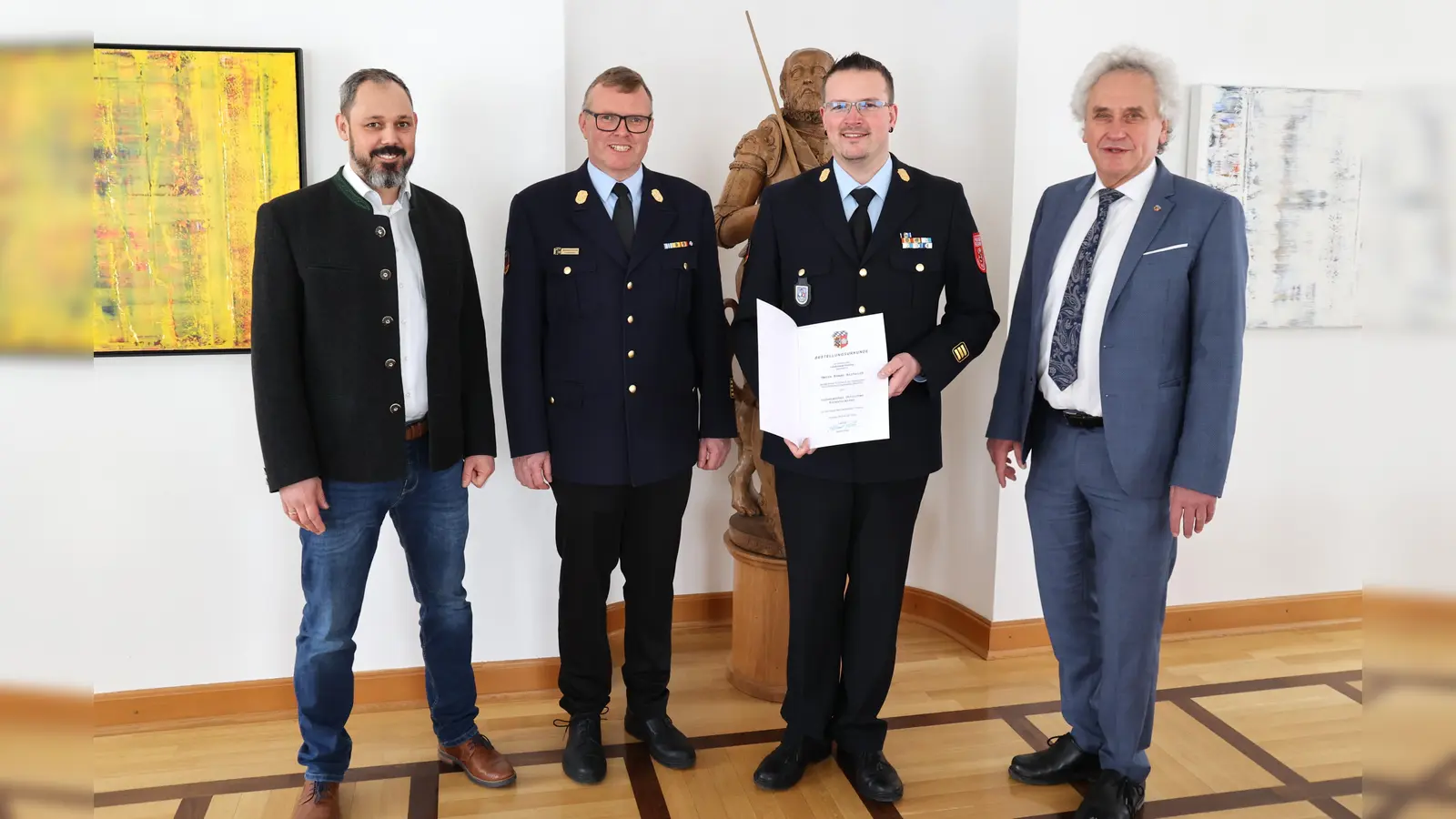Landrat Helmut Petz (v. re.) ernannte Roman Bittrich im Beisein von Kreisbrandrat Manfred Danner und Florian Brunnbauer, zuständig für Brand- und Katastrophenschutzim Landratsamt Freising, zum vorbenannten Örtlichen Einsatzleiter. (Foto: Landratsamt Freising)