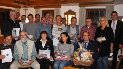Landrat Martin Bayerstorfer mit den glücklichen Gewinnern der Verlosung. (Foto: LRA)