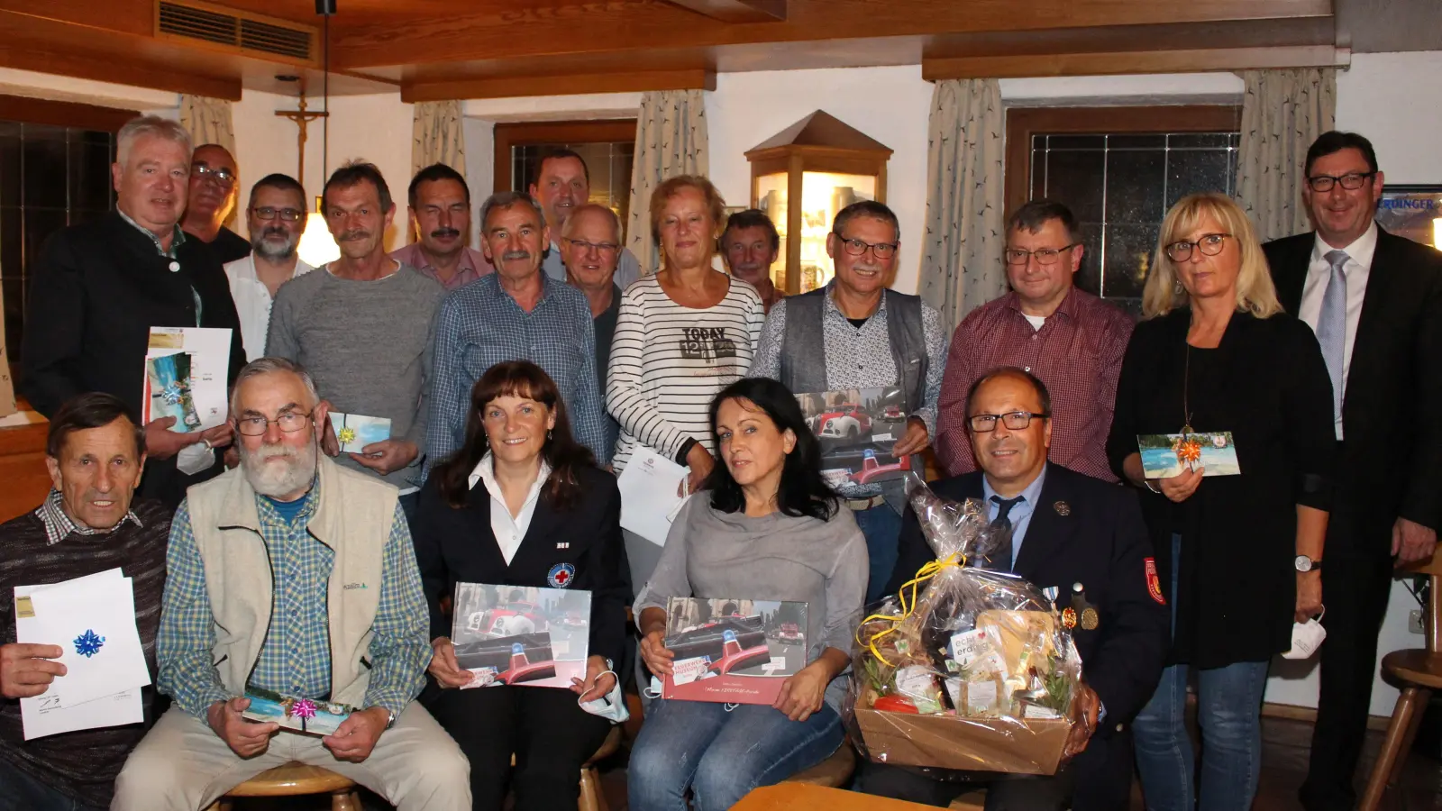 Landrat Martin Bayerstorfer mit den glücklichen Gewinnern der Verlosung. (Foto: LRA)