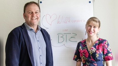 Willkommen im BTZ: Jochen Kunert, Bereichsleiter berufliche Bildung im BFW München und Olga Grupp, Teamleiterin BTZ Kirchseeon. (Foto: ©BFW München)