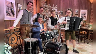 Martin Kneißl, Gastgeber Andy Borg, Ferdinand Bauer, Lukas Forster und Stefan Bauer (v.l.). (Foto: Band i-Düpferl )