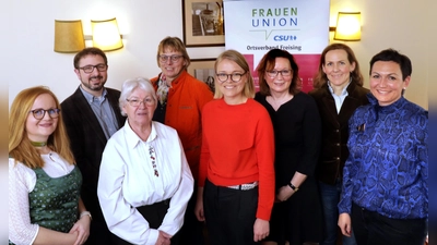 Tanja Knieler (Listenkandidatin Bezirkstag) , Simon Schindlmayr (Bezirksrat), Renate Kürzinger, Sabine Winterling, Lisa Schelzel, Silvia Bergmann, Dr. Katharina Helmke, Isabel Christen bei der Jahreshauptversammlung. (Foto: Lehmann)