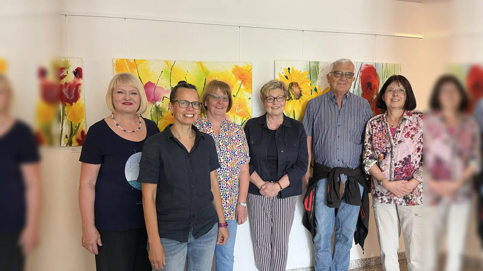 Esther Londrigo, Ines Seidel (Leiterin der Freitagsmaler), Christl Huber, Christine Schnell, Georg Fuß (Reparaturecke), Beate Frommhold-Buhl (2. Vorsitzende der Sozialstation) (Foto: Sozialstation Neufahrn)