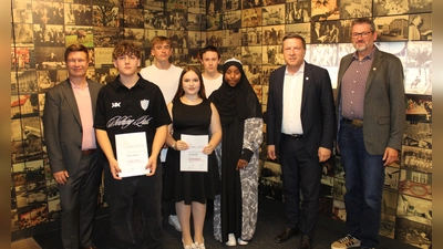 Amtsleiter Bartholomäus Aiglstorfer und Oberbürgermeister Max Gotz (von rechts) sowie Schulreferent Benedikt Hogt (links) zeichneten Cedric Hueber, Maximilian Karl, Lisa Krückl, Berat Hein und Sumeya Abdiquadir Buraale (von links) aus. (Foto: Christian Wanninger)
