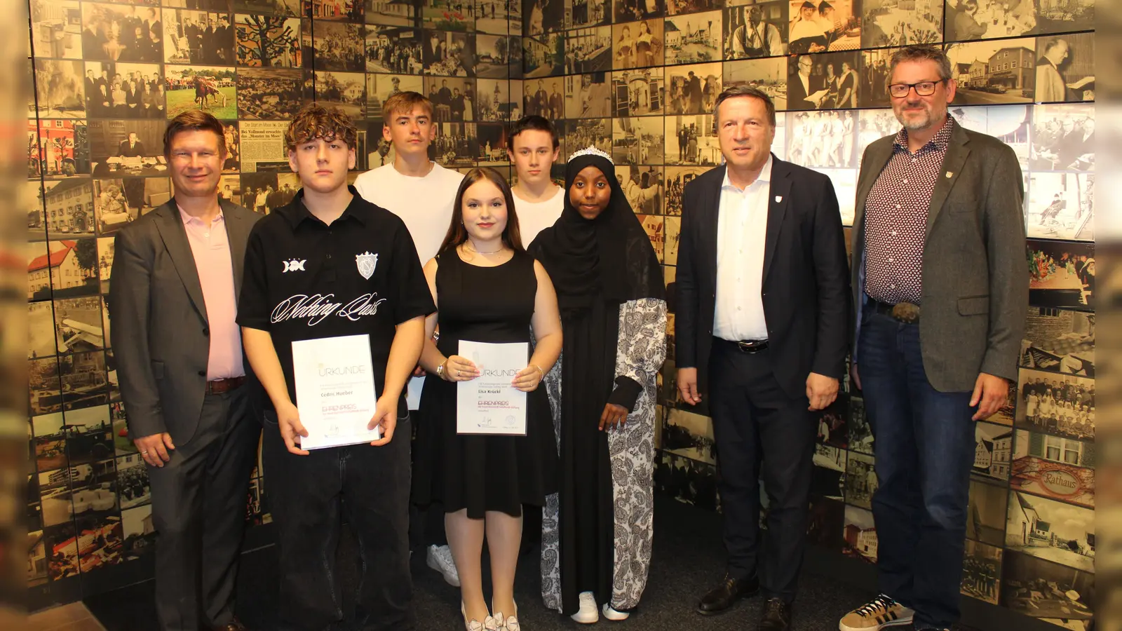 Amtsleiter Bartholomäus Aiglstorfer und Oberbürgermeister Max Gotz (von rechts) sowie Schulreferent Benedikt Hogt (links) zeichneten Cedric Hueber, Maximilian Karl, Lisa Krückl, Berat Hein und Sumeya Abdiquadir Buraale (von links) aus. (Foto: Christian Wanninger)