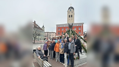 Die diesjährigen Mitwirkenden des Osterbrunnens. (Foto: Graßl)