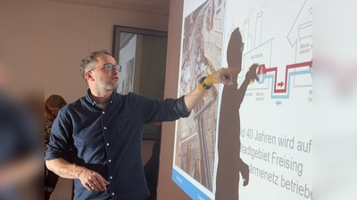 Tobias Grießl von der Freisinger Stadtwerken erklärte den Ausbau des Fernwärme. (Foto: © Rainer Teschner)