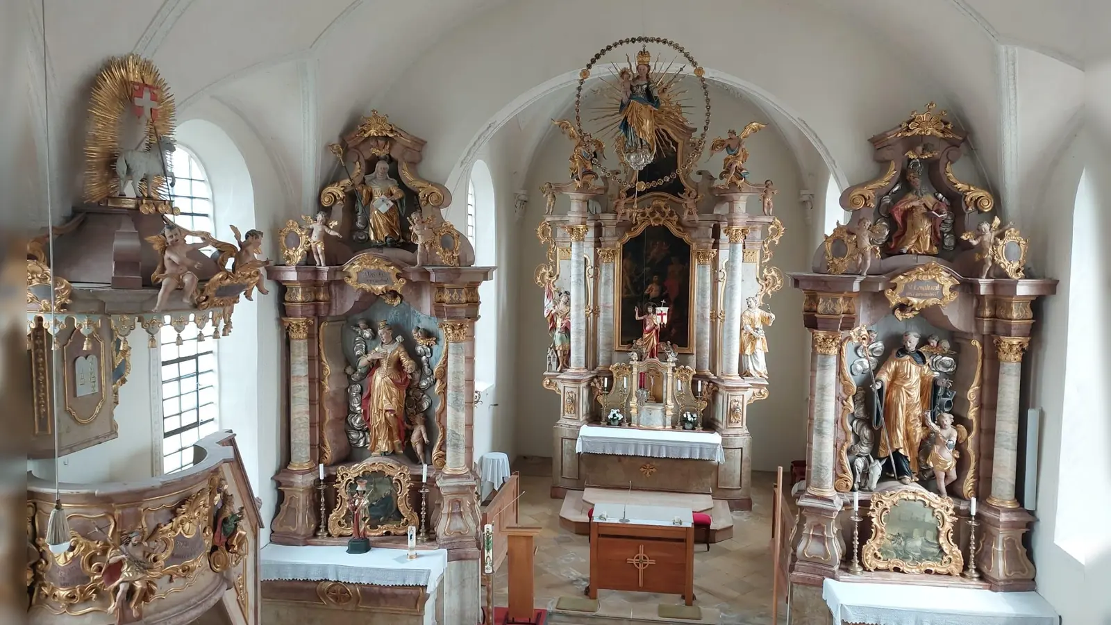 Die katholische Filialkirche St. Vitus in Grucking wurde 1670 an der Stelle einer wesentlich älteren Vorgängerkirche errichtet. (Foto: C. L. Numberger)