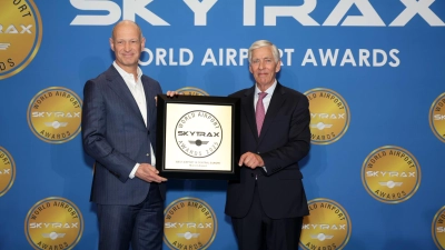 Jost Lammers, CEO Flughafen München GmbH (li.) und Edward Plaisted, CEO Skytrax, mit dem Skytrax Award 2025.  (Foto: Skytrax)
