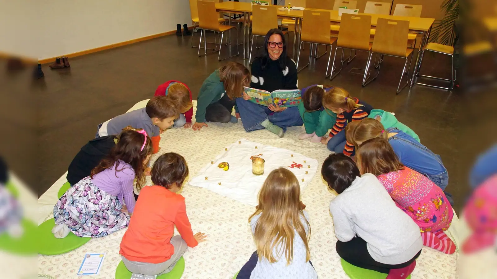 Katharina Maas mit den Kindern des Kurses „Philosophie für Kinder”.<br> (Foto: bro)
