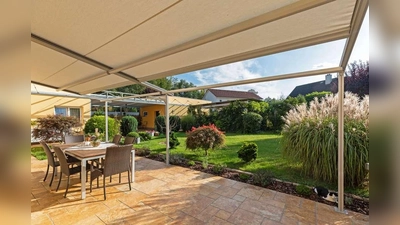 Mit Markisen überspannte Pergolen können auch große Flächen beschatten. <br> (Foto: djd/WO&WO Sonnenlichtdesign)
