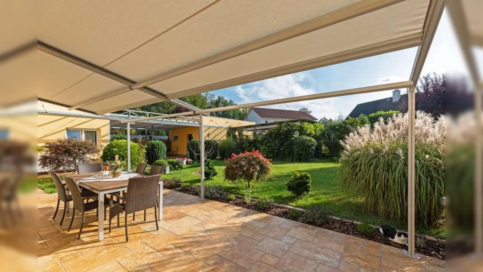 Mit Markisen überspannte Pergolen können auch große Flächen beschatten. <br> (Foto: djd/WO&WO Sonnenlichtdesign)