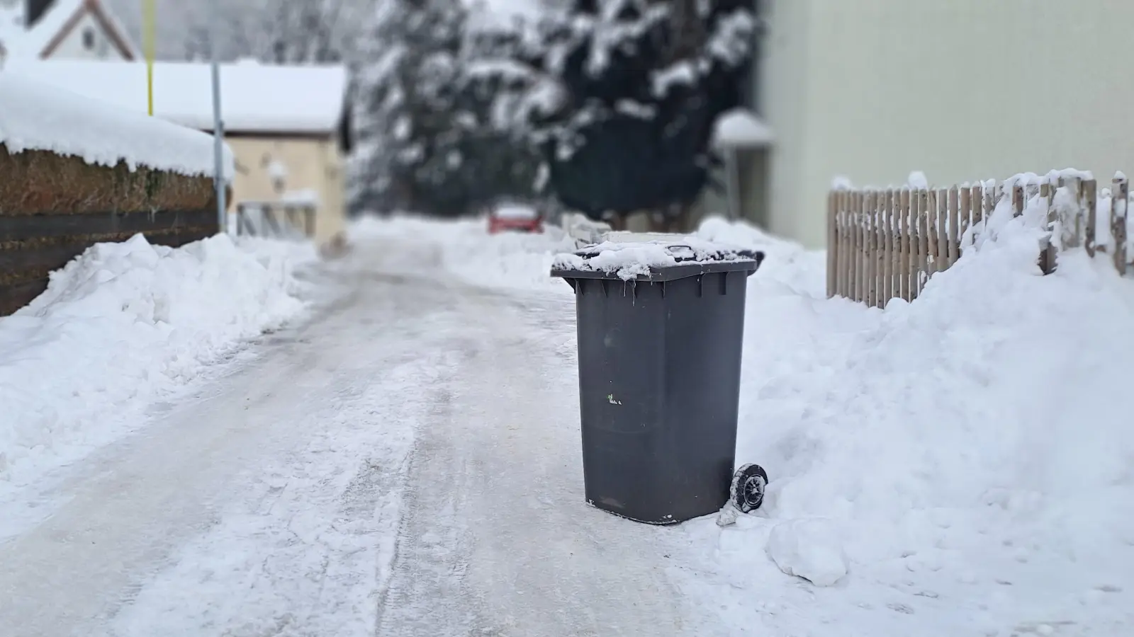 Die gewaltigen Schneemengen erschweren derzeit die Müllabfuhr. (Foto: LRA)