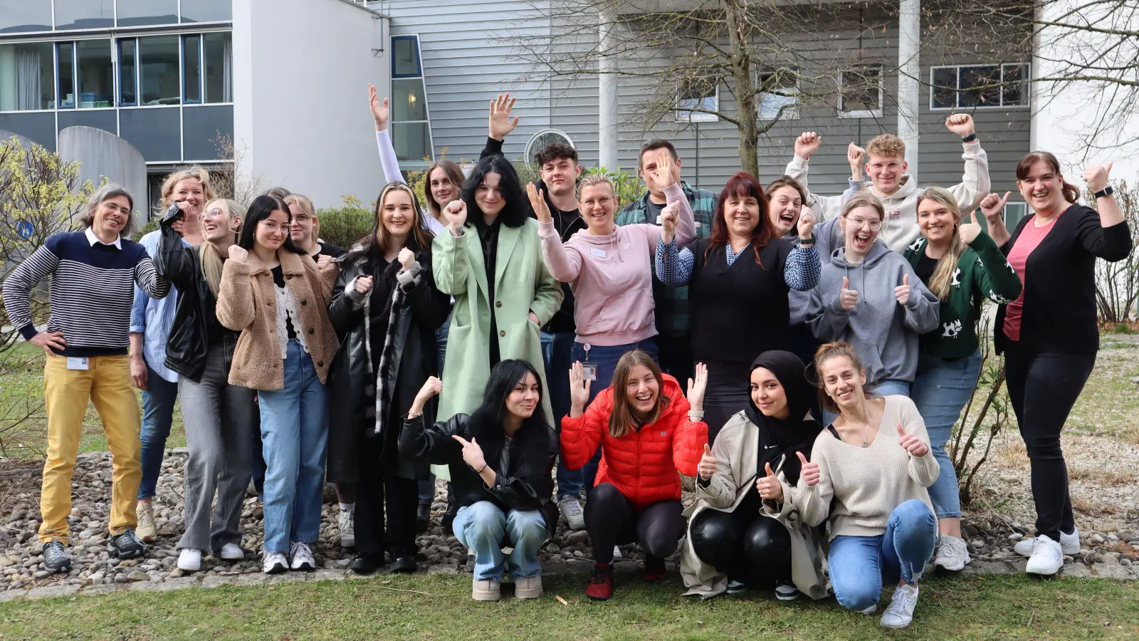 Die Schülerinnen und Schüler des 3. Ausbildungsjahres der Berufsfachschule für Pflege des Klinikums Freising freuen sich über die Auszeichnung und die erfolgreiche Beendigung des Praxiseinsatzes auf der „Schulstation“. (Foto: Klinikum Freising)