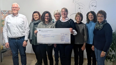 Von links: Albert Thurner, Birgit Jöbstl, Johanna Schad, Cecilia Wenzl, Steffi Irmscher-Grothen, Marianne Eisenbeiß, Annemarie Scharl und Marille Stoiber. (Foto: Danuta Pfanzelt)