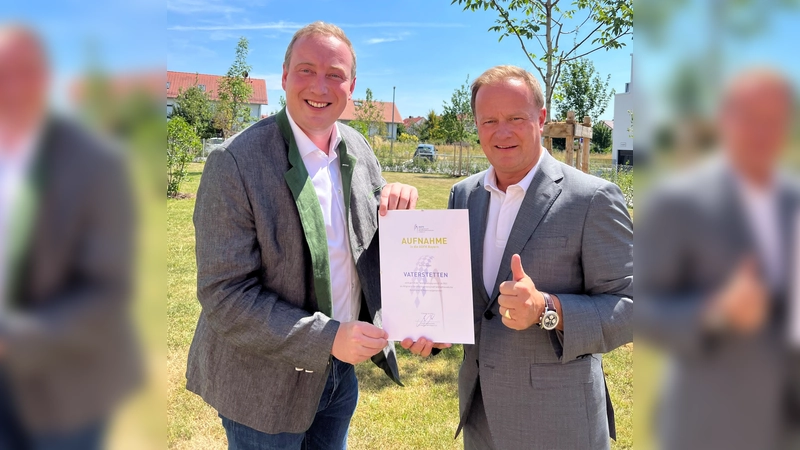 Vaterstettens Bürgermeister Leonhard Spitzauer und Landrat Robert Niedergesäß (von links) mit der offiziellen Mitgliedsurkunde. (Foto: © Gemeinde Vaterstetten)