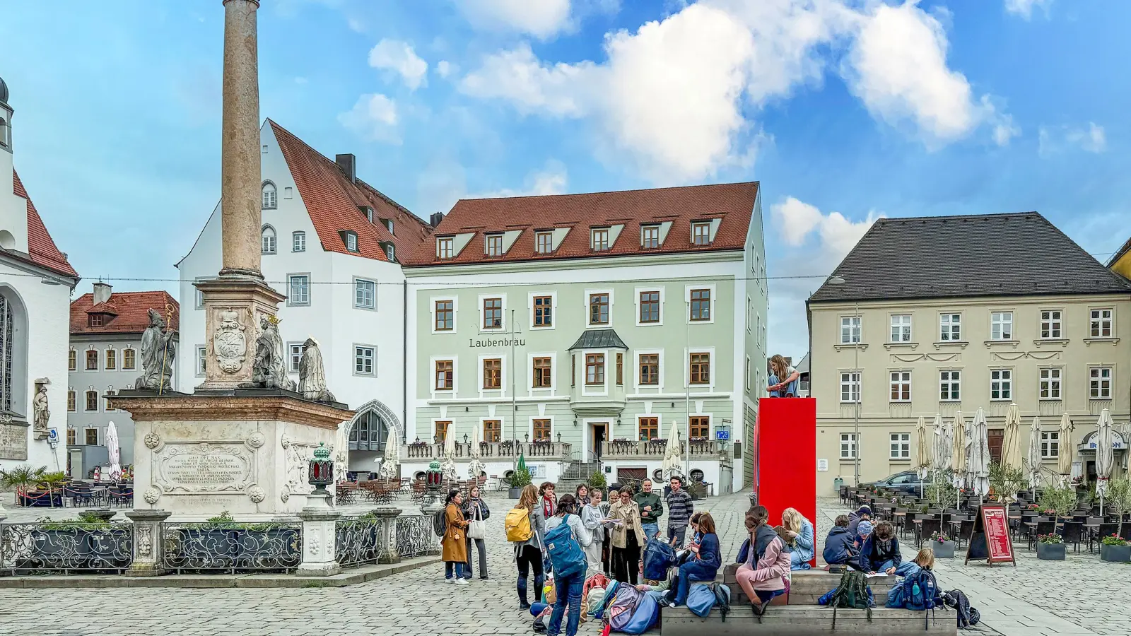 Ein Blick in die Programme der Touristinfo im ASAM unterstreicht das wachsende Interesse am direkten Stadterlebnis - besonders ablesbar beim anhaltenden Zuspruch an Stadtrundgängen. (Foto: Stadt Freising)
