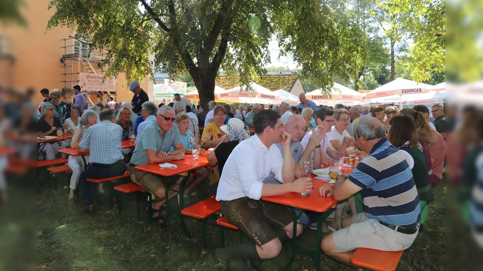 Zahlreiche Besucher fanden sich bei herrlichem Wetter in Aufkirchen ein. (Foto: Andreas Roß)