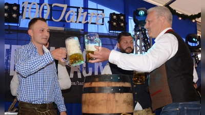 Braumeister Tobias Vincenti und Eittings Bürgermeister Huber (re.) stoßen auf eine gute Jubiläumsfeier an. (Foto: Eicke Lenz)