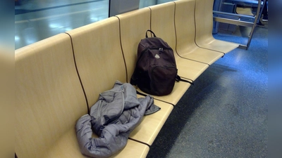Viele Dinge bleiben jeden Tag in den öffentlichen Verkehrsmitteln liegen. Was nach sechs Monaten nicht im Fundbüro abgeholt ist, kommt unter den Hammer. (Symbolbild: bs)