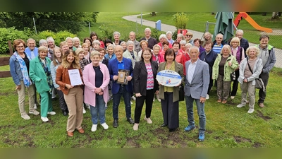 Der TSV freut sich über die Auszeichnung zusammen mit (vorne von links): Margit Schulte (Trainerin), Petra Bauernfeind (neue Seniorenreferentin der Stadt Erding), Rainer Lex (Gauvorsitzender des Breitensports), TSV-Präsidentin des TSV Irmgard Borgs, Erdings 3. Bürgermeisterin Helga Stieglmeier und Martin Weber (Kreisvorsitzender BLSV). (Foto: TSV)