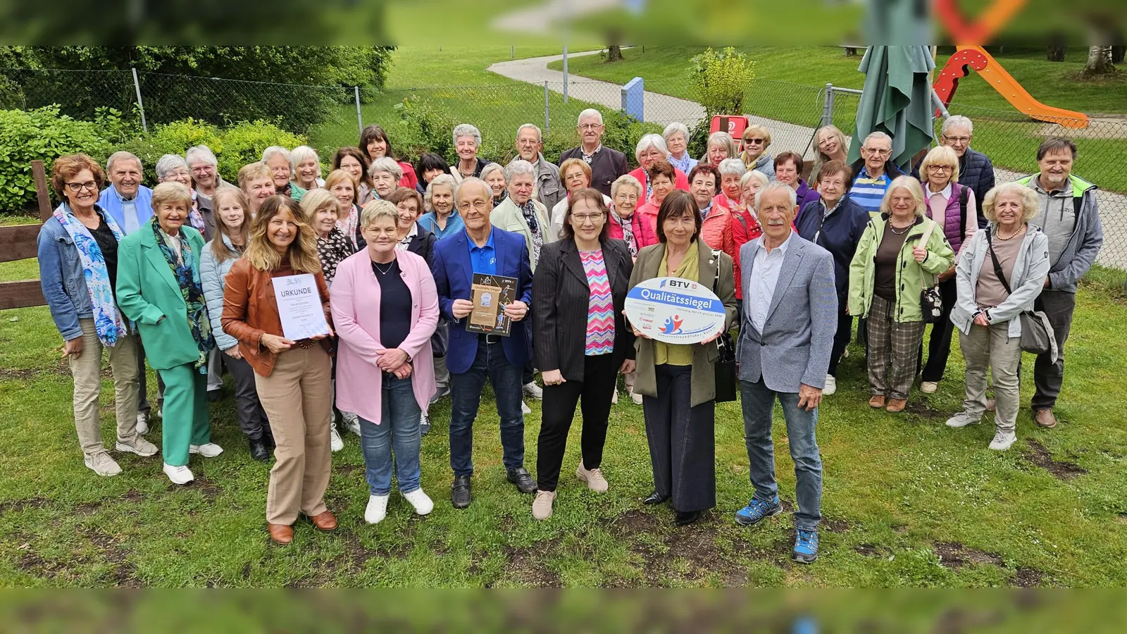 Der TSV freut sich über die Auszeichnung zusammen mit (vorne von links): Margit Schulte (Trainerin), Petra Bauernfeind (neue Seniorenreferentin der Stadt Erding), Rainer Lex (Gauvorsitzender des Breitensports), TSV-Präsidentin des TSV Irmgard Borgs, Erdings 3. Bürgermeisterin Helga Stieglmeier und Martin Weber (Kreisvorsitzender BLSV). (Foto: TSV)