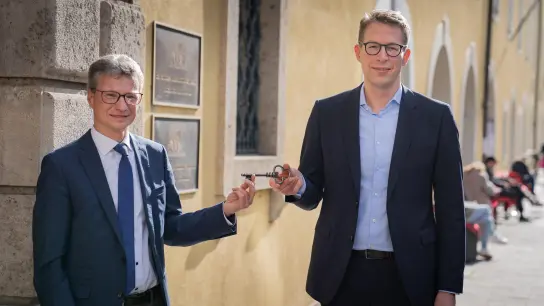 Wissenschafts- und Kunstminister Markus Blume (r.) mit seinem Amtsvorgänger Bernd Sibler bei der symbolischen Schlüsselübergabe. (Foto: @StMWK/Axel König)