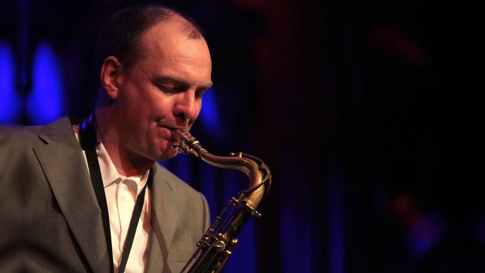 Claus Koch rühmt den Tenorsaxophon Gigant Dexter Gordon. (Foto: W. Schnabel)