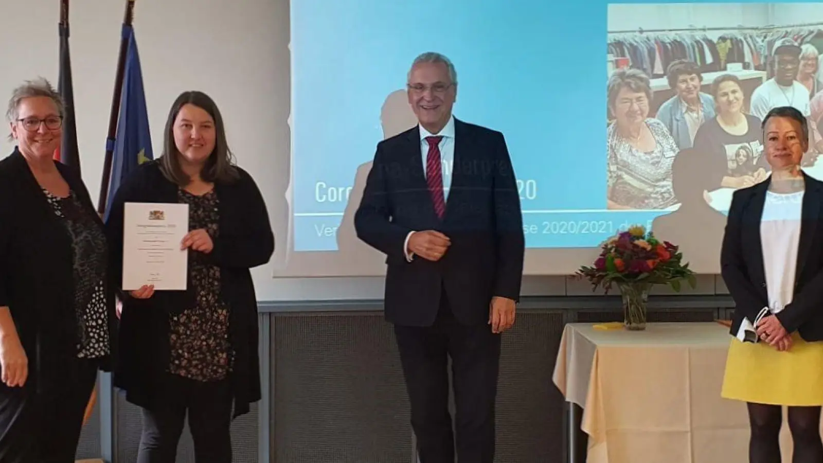 Susanne Pirsch und Sabrina Tarantik (Flüchtlingshilfe), Innen- und Integrationsminister Joachim Herrmann, Regierungsvizepräsidentin Sabine Kahle-Sander bei der Preisverleihung (v.l.). (Foto: Rositha Bergold/Regierung von Oberbayern)