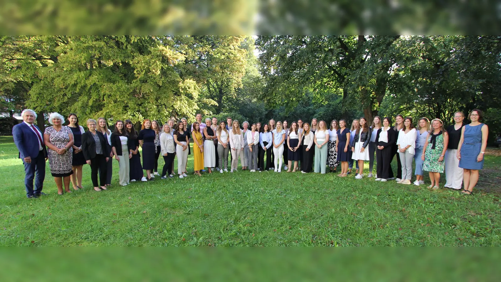 Nach der Vereidigung in der Klosterbibliothek stellten sich die Lehramtsanwärter mit ihren Seminarleitungen, Landrat Helmut Petz, Kerstin Rehm und Schulamtsleiterin Sigrid Heck zum Erinnerungsfoto. (Foto: Landratsamt)