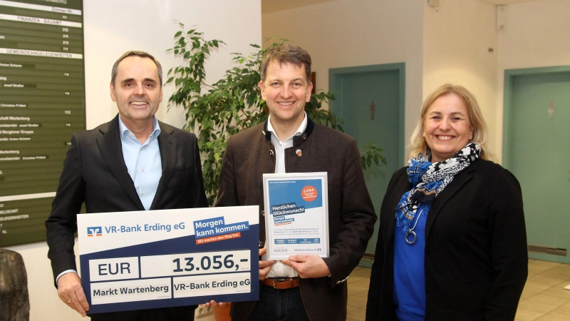 Johann Luber, Vorstandsvorsitzender VR-Bank Erding eG, Christian Pröbst, Erster Bürgermeister Markt Wartenberg, Sabine Knust, Marketingabteilung und Projektbetreuung VR-Bank Erding eG. (v.l.) (Foto: VR-Bank Erding)