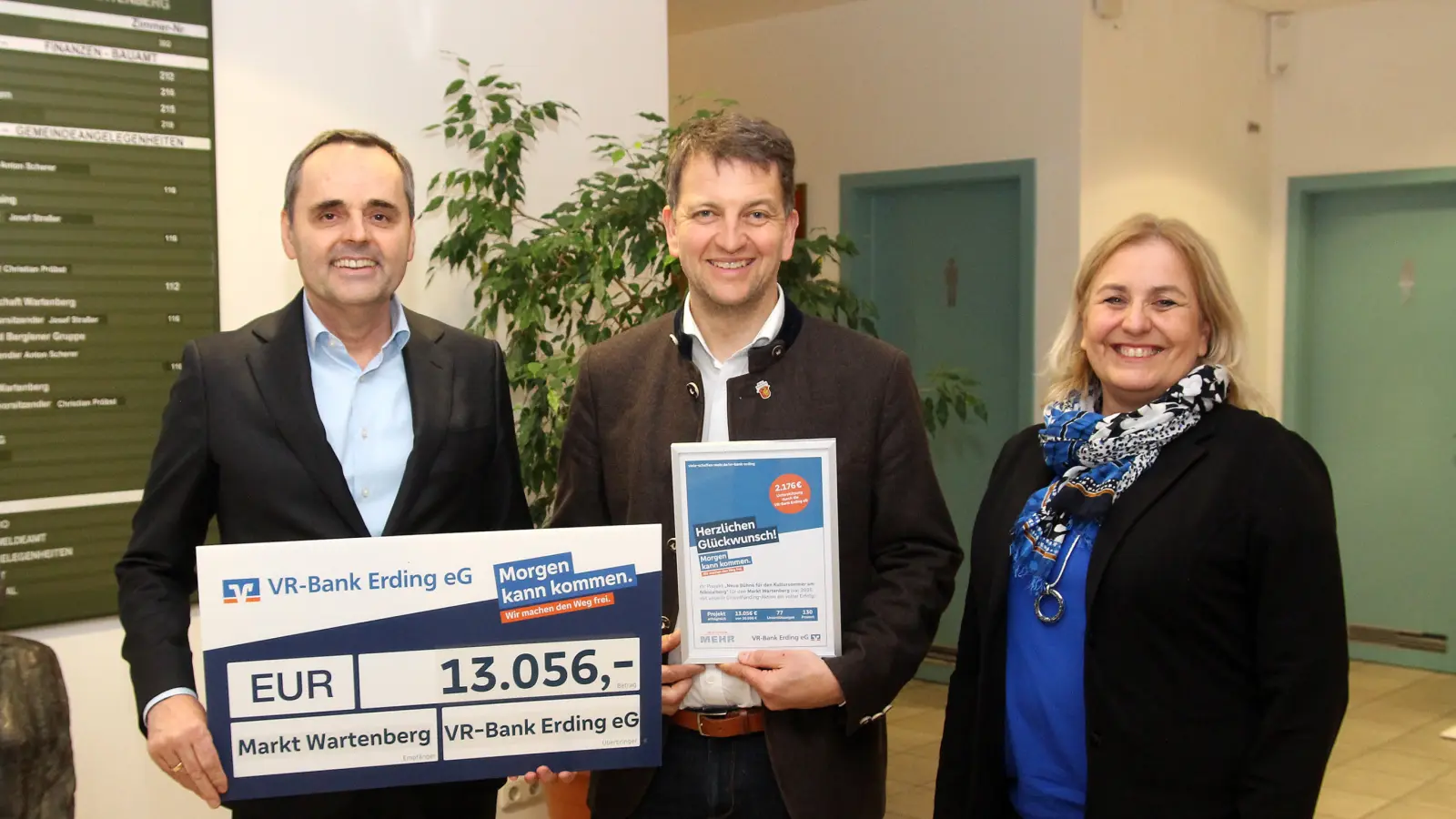 Johann Luber, Vorstandsvorsitzender VR-Bank Erding eG, Christian Pröbst, Erster Bürgermeister Markt Wartenberg, Sabine Knust, Marketingabteilung und Projektbetreuung VR-Bank Erding eG. (v.l.) (Foto: VR-Bank Erding)