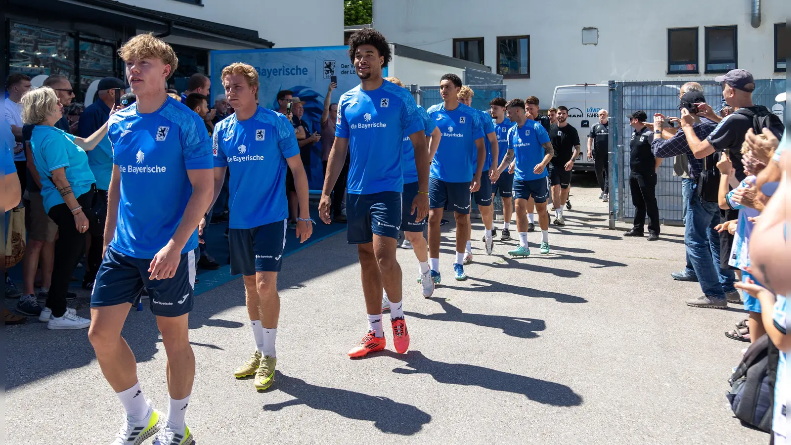 Warmer Empfang: die Löwen beim Trainingsauftakt. (Foto: Anne Wild)