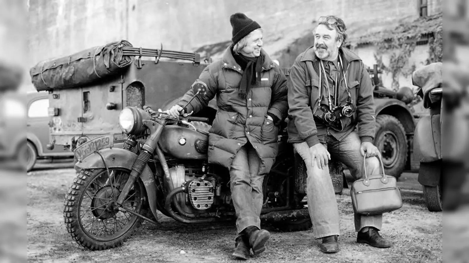 Wolfgang Petersen (links) und Lothar-Günther Buchheim während der Dreharbeiten zu &quot;Das Boot&quot; in <i>La Pallice</i>, Februar 1981. (Foto: Buchheim Stiftung, Bernried sowie Yves Buchheim)