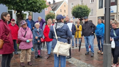Der Kulturspaziergang mit Regenschirm lockte um die 40 Teilnehmenden an. (Foto: Historischer Verein Erding)
